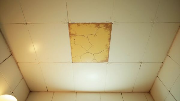 Que faire face aux tâches jaunes au plafond de la chambre ?